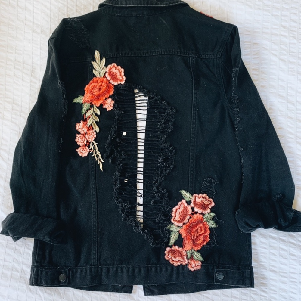 Black, oversized jean jacket !! 🖤